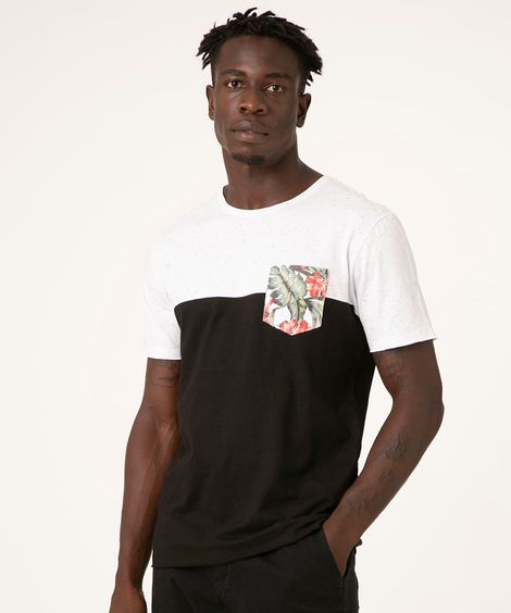 Camiseta Masculina com Recorte e Bolso Estampado de Folhagens Manga Curta Gola Careca Off White