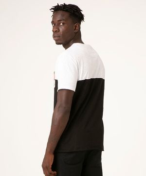 Camiseta Masculina com Recorte e Bolso Estampado de Folhagens Manga Curta Gola Careca Off White