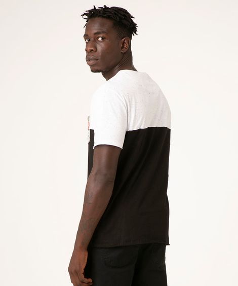 Camiseta Masculina com Recorte e Bolso Estampado de Folhagens Manga Curta Gola Careca Off White