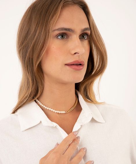 gargantilha com corrente e pérolas dourado