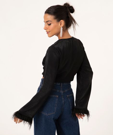 blusa cropped de cetim com plumas e amarração preta