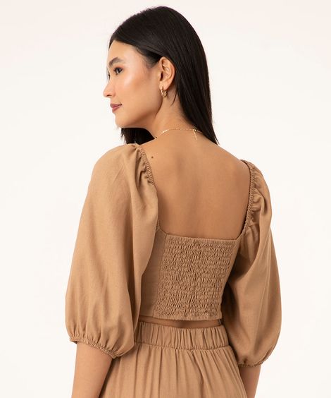 blusa cropped manga bufante com botões bege claro
