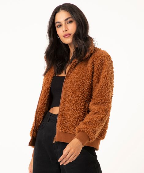 jaqueta em sherpa com bolsos caramelo