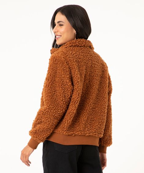 jaqueta em sherpa com bolsos caramelo