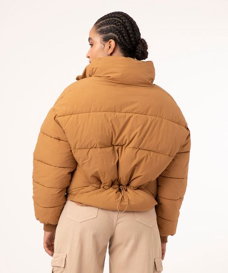 jaqueta puffer cropped de nylon com bolsos bege