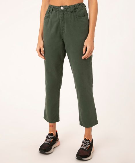 calça de sarja mom cropped com elástico verde escuro