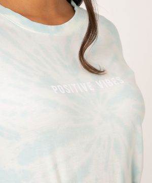 Blusa Feminina "Positive Vibes" Estampada Tie Dye Manga Curta Decote Redondo Azul Claro