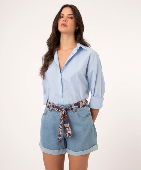 short jeans midi com faixa para amarrar azul médio
