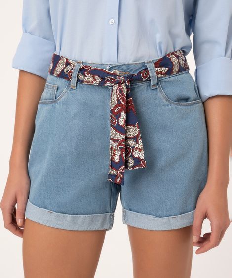 short jeans midi com faixa para amarrar azul médio