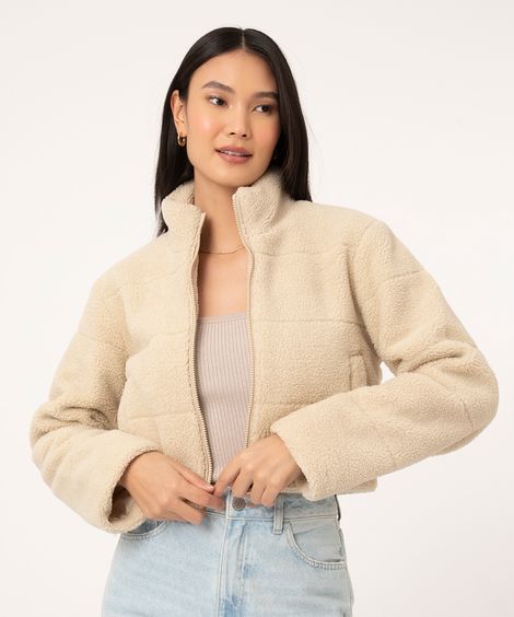 jaqueta teddy cropped gola alta bege