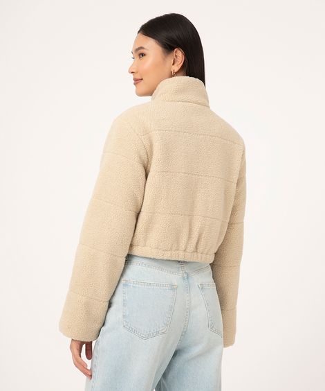 jaqueta teddy cropped gola alta bege