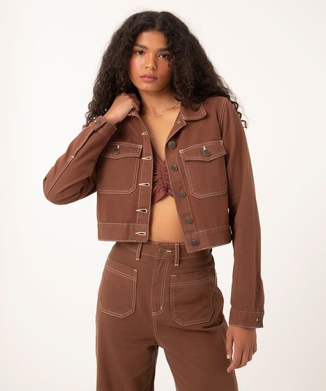 jaqueta cropped de sarja com bolsos marrom