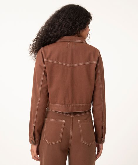 jaqueta cropped de sarja com bolsos marrom
