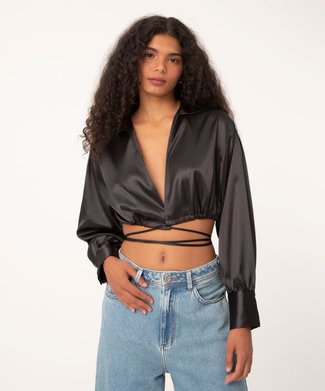 camisa cropped de cetim transpassada com amarração preta