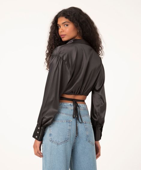 camisa cropped de cetim transpassada com amarração preta