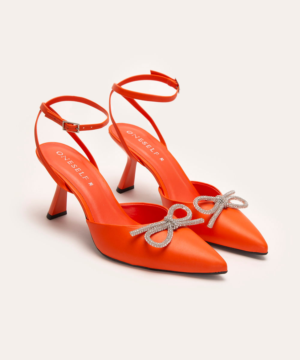 Scarpin com laço de strass, da C&A