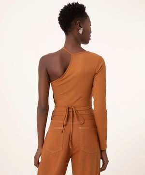 blusa cropped assimétrica com amarração caramelo