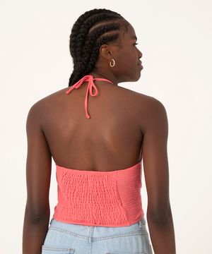 blusa cropped texturizada halter neck com torcido rosa