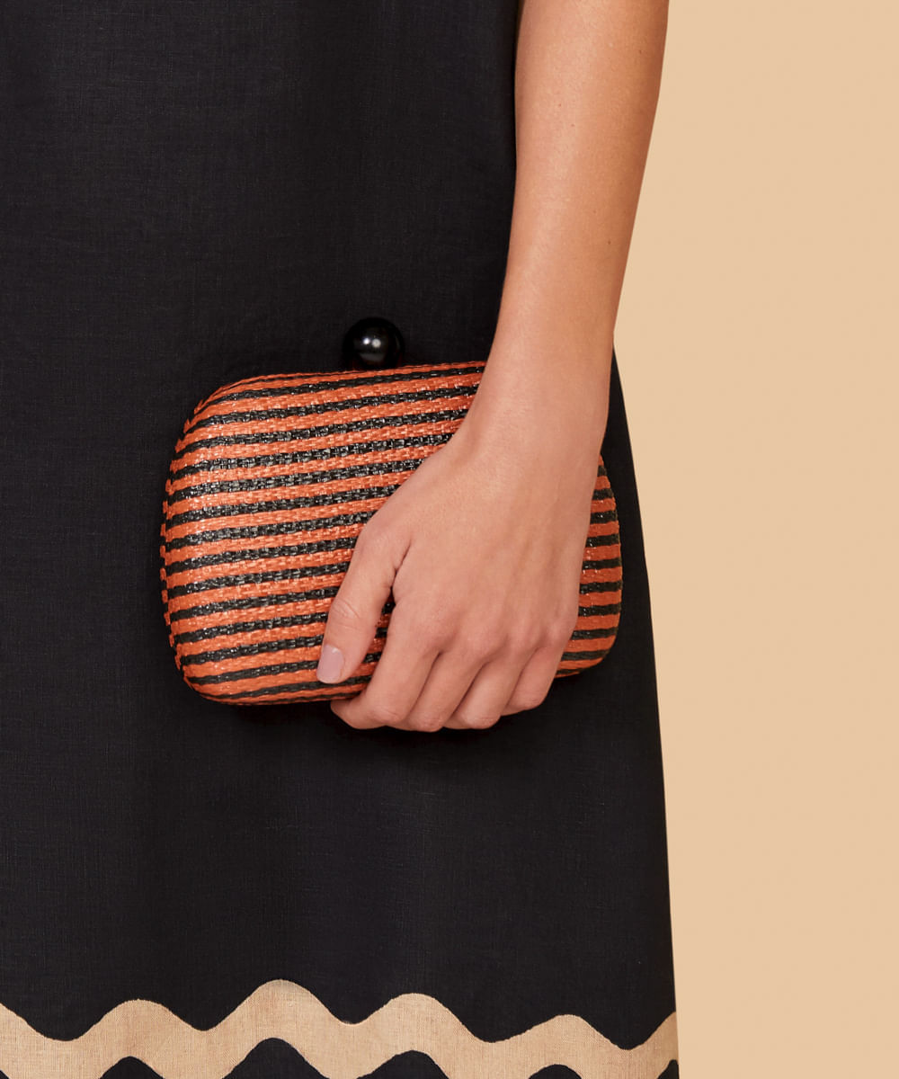 <em>Clutch</em> de palha, da C&A