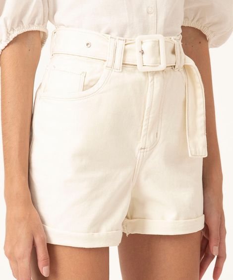 short jeans mom cintura super alta com cinto off white