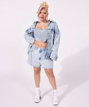 short jeans curto com strass cintura super alta duda beat azul claro