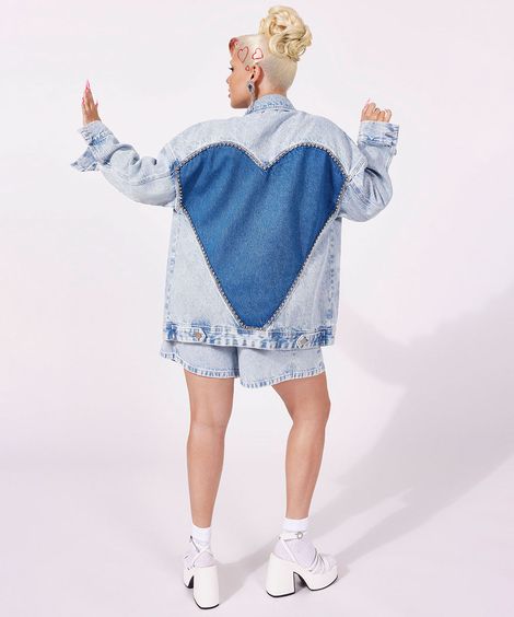 jaqueta jeans oversized coração strass duda beat azul claro