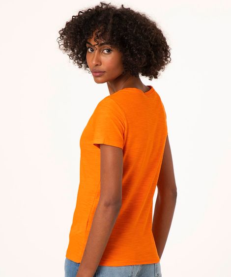 camiseta flamê decote v laranja médio