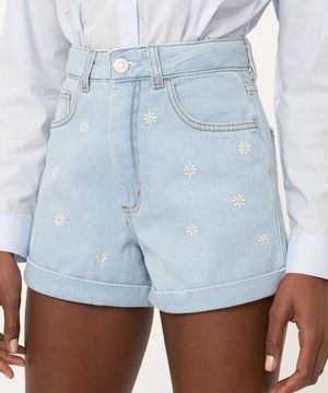 short jeans mom com bordado de flores cintura super alta azul claro