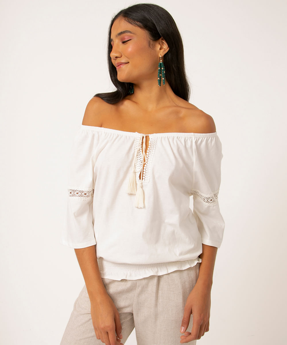 Blusa branca ombro a ombro com renda, da C&A