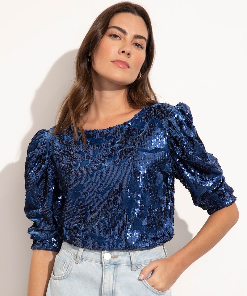 Modelo de store blusa de veludo