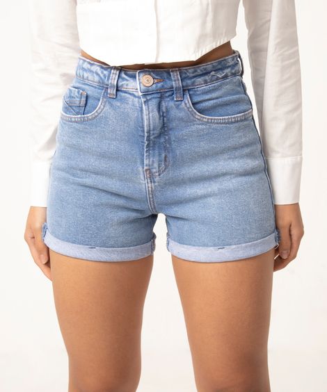 short jeans mom cintura super alta azul claro