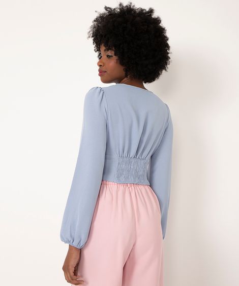 blusa cropped manga bufante decote v com renda azul claro