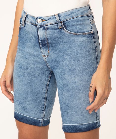 bermuda jeans ciclista cintura média azul claro marmorizado