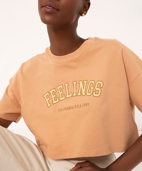 camiseta cropped "feelings" manga curta decote redondo bege