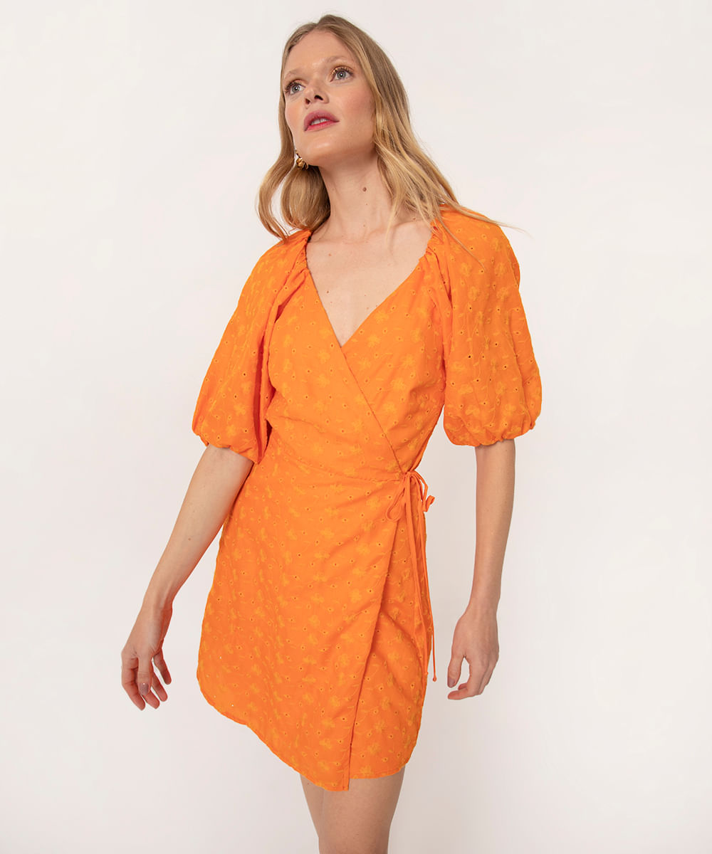 Vestido laranja transpassado com decote V, da C&A