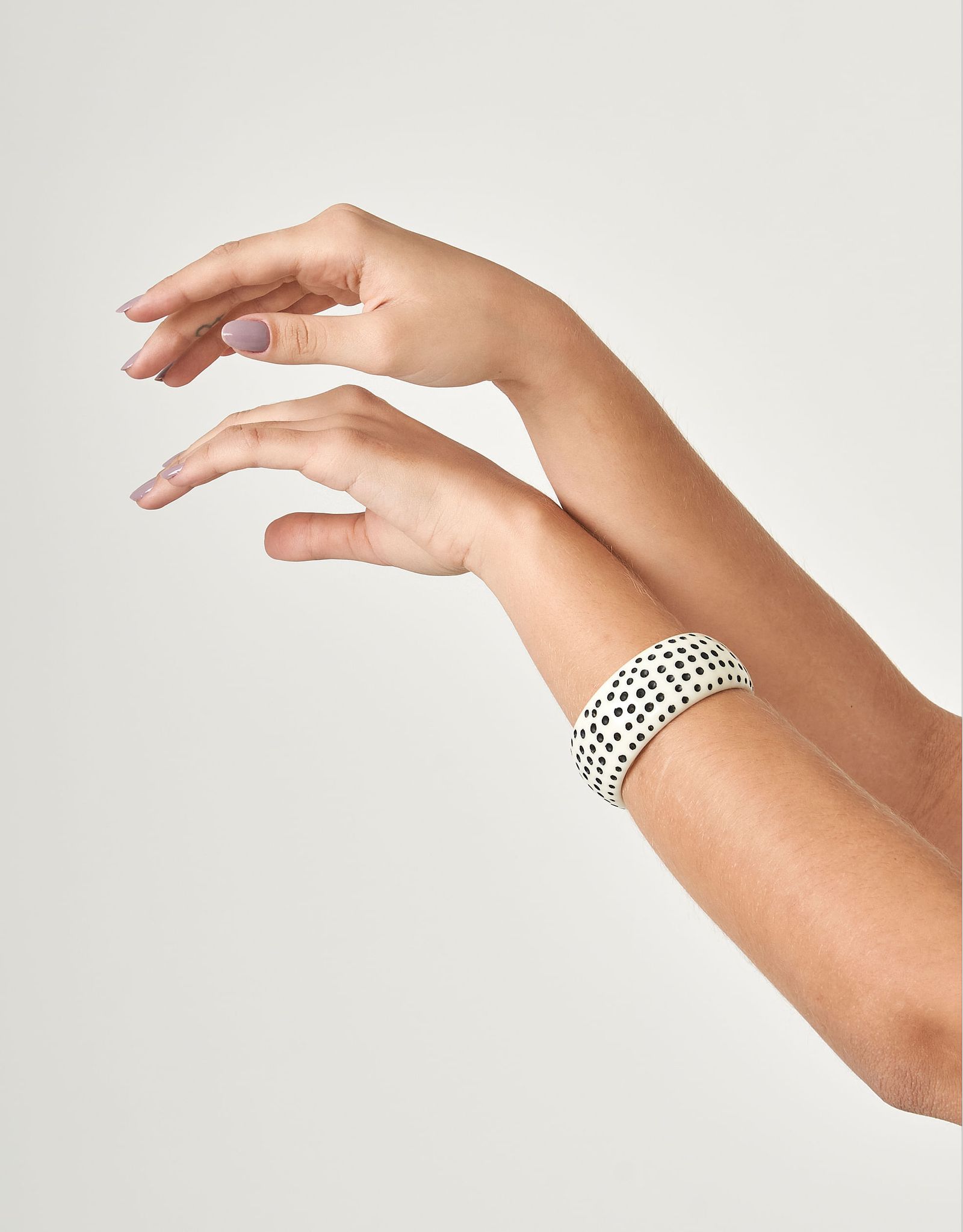 Bracelete com bolinhas, da Zinzane