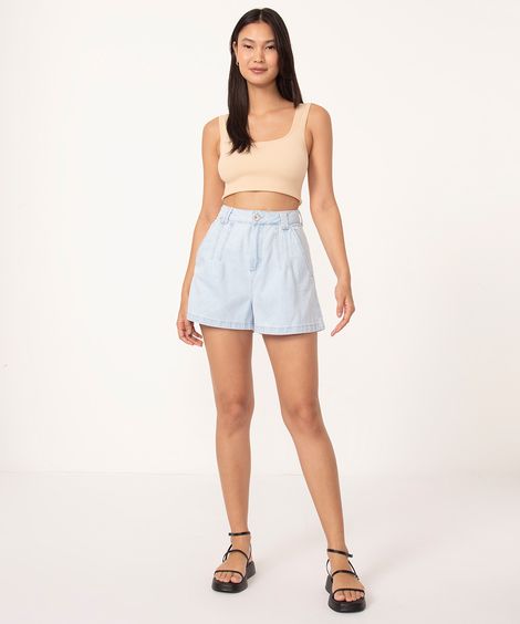 short jeans cintura super alta com pregas  azul claro