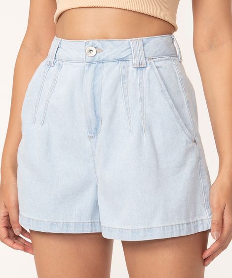 short jeans cintura super alta com pregas  azul claro