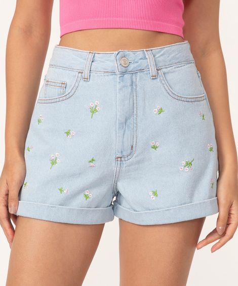 short jeans mom cintura super alta bordado floral azul claro