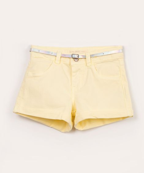 short infantil de sarja com cinto amarelo