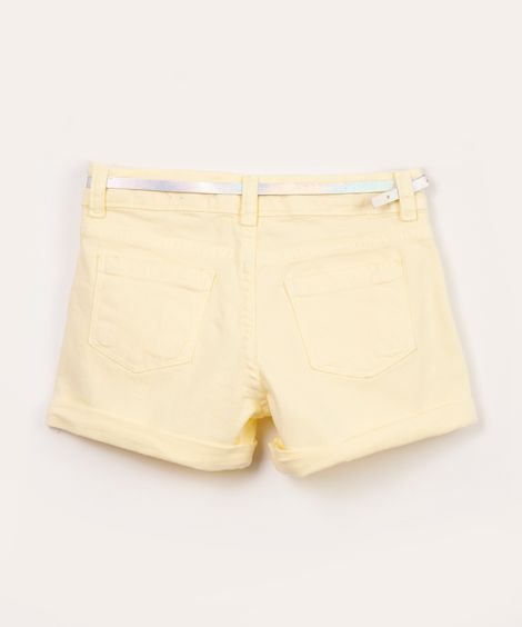 short infantil de sarja com cinto amarelo