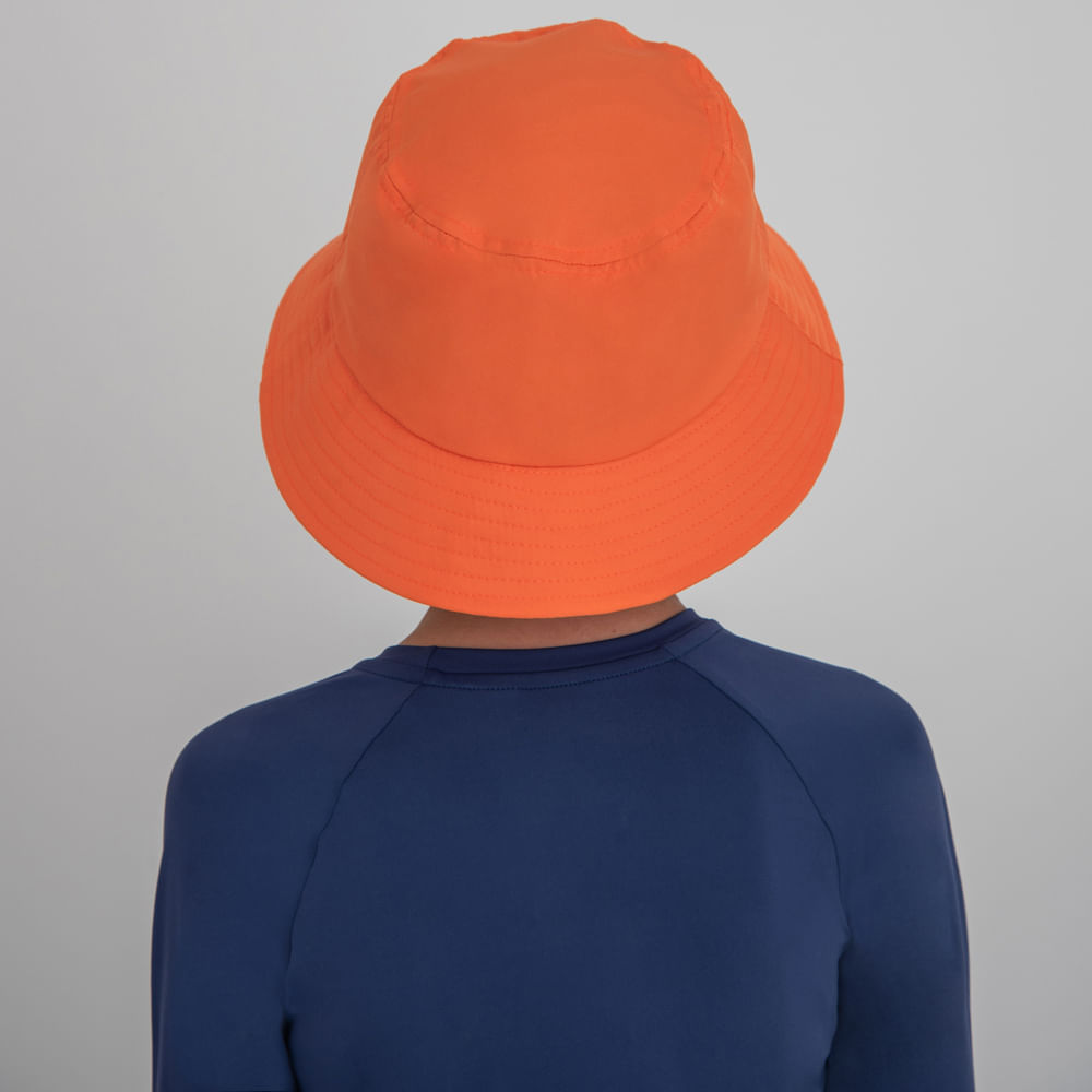 Chapéu laranja com proteção solar, da C&A