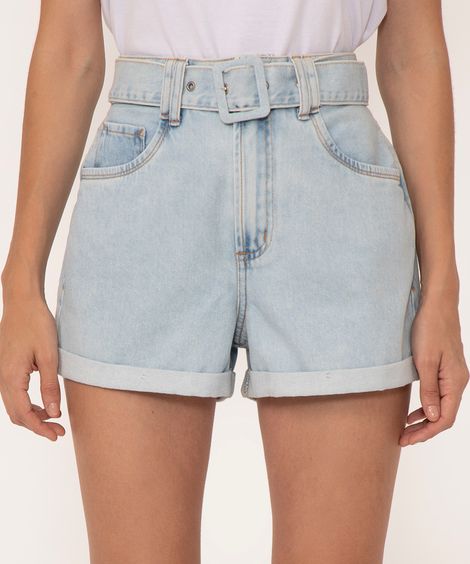 short jeans mom cintura super alta com cinto azul claro