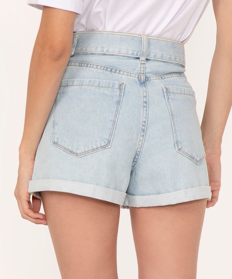 short jeans mom cintura super alta com cinto azul claro - C&A