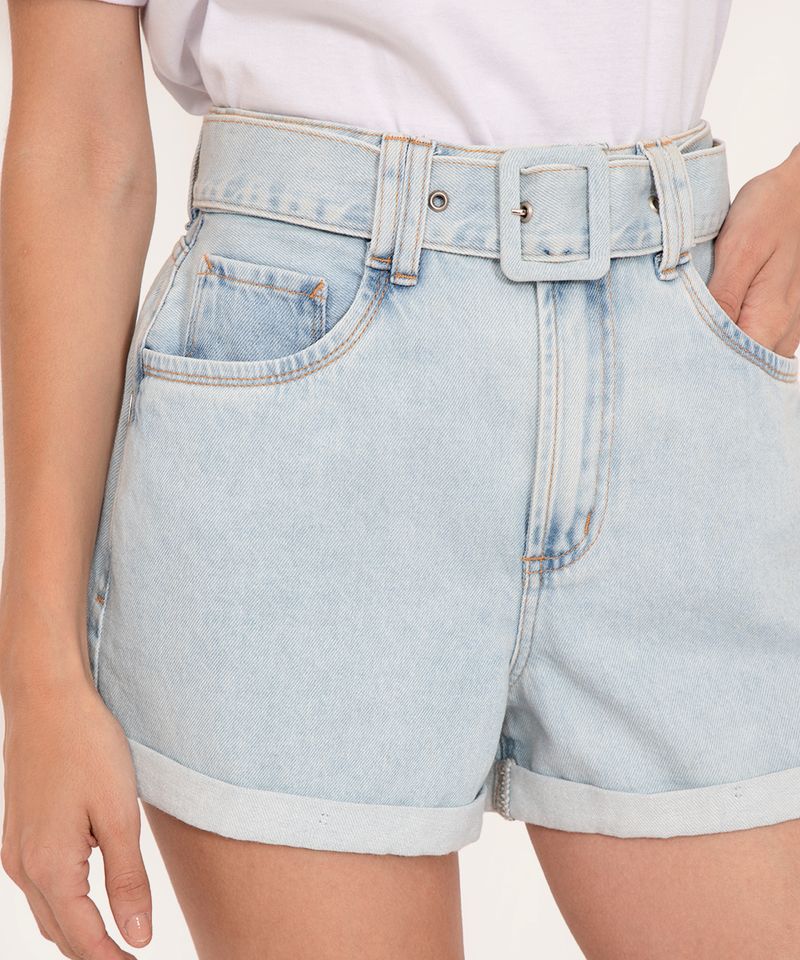 short jeans mom cintura super alta com cinto azul claro - C&A