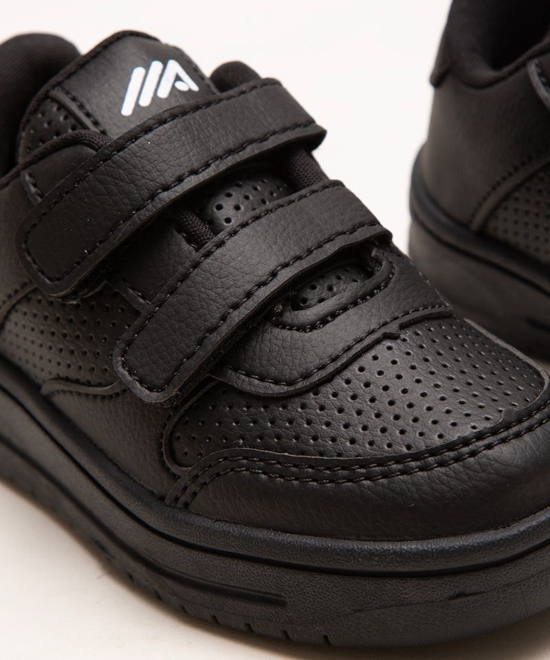 detalhes do tenis infantil preto com velcro ace