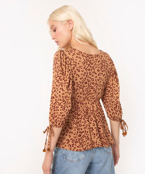 bata texturizada decote v animal print marrom