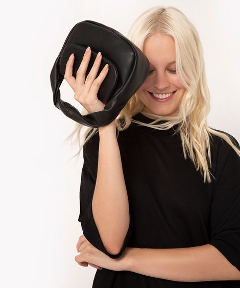 bolsa crossbody com alça torcida preta