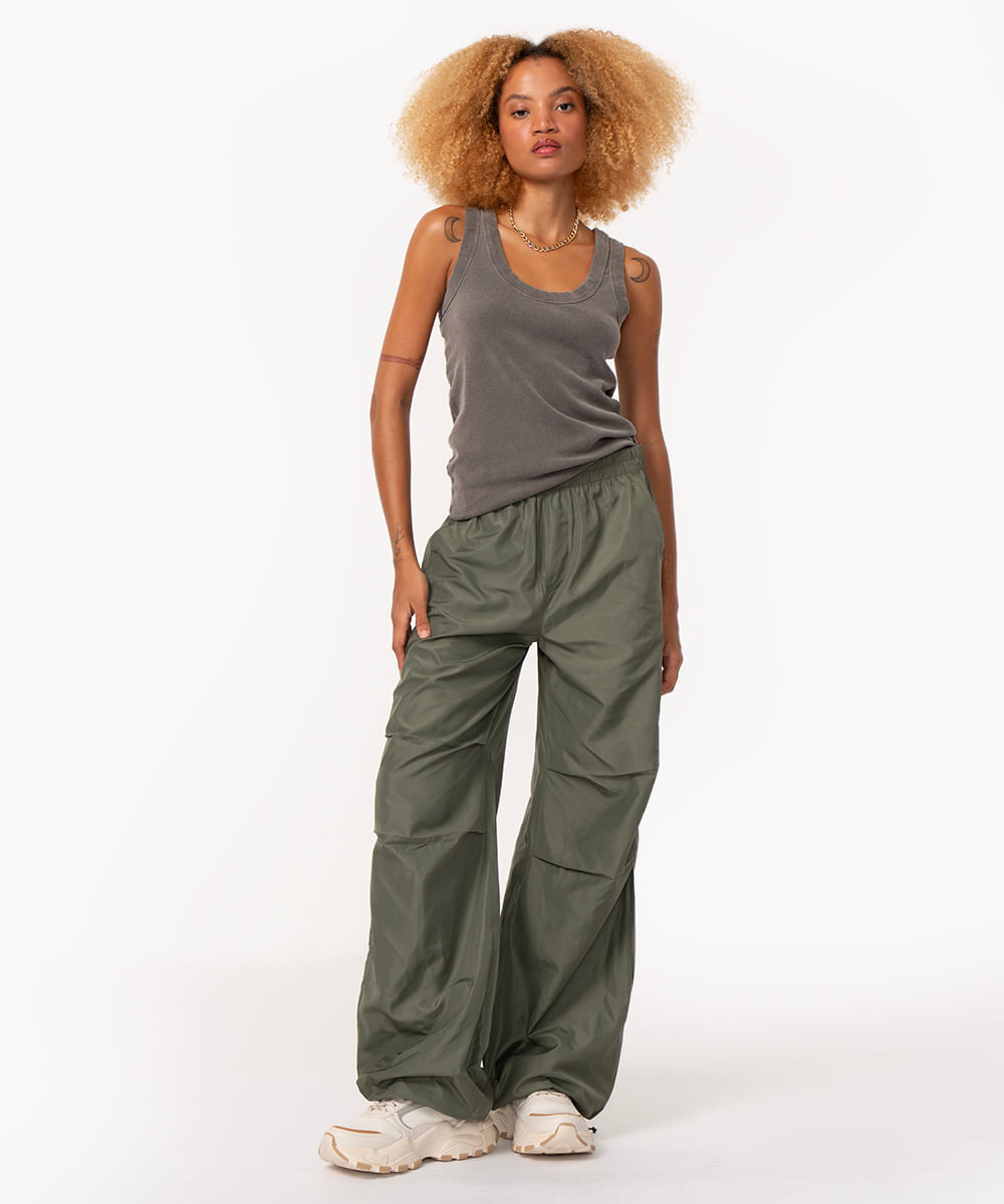 <em>Parachute pants</em> cinza, da C&A