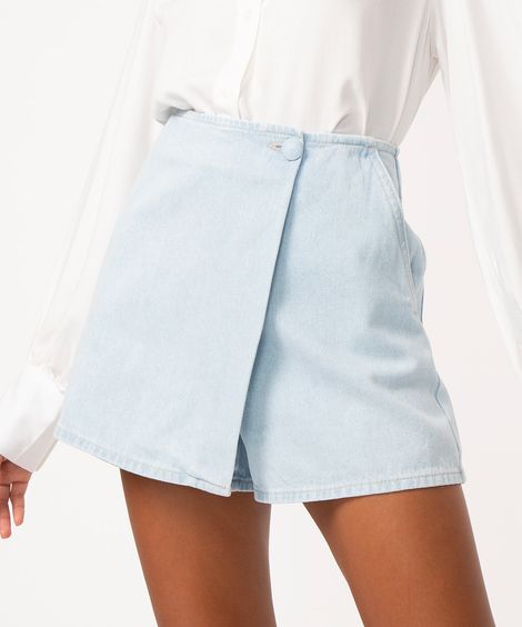 short saia jeans cintura super alta com bolsos azul claro